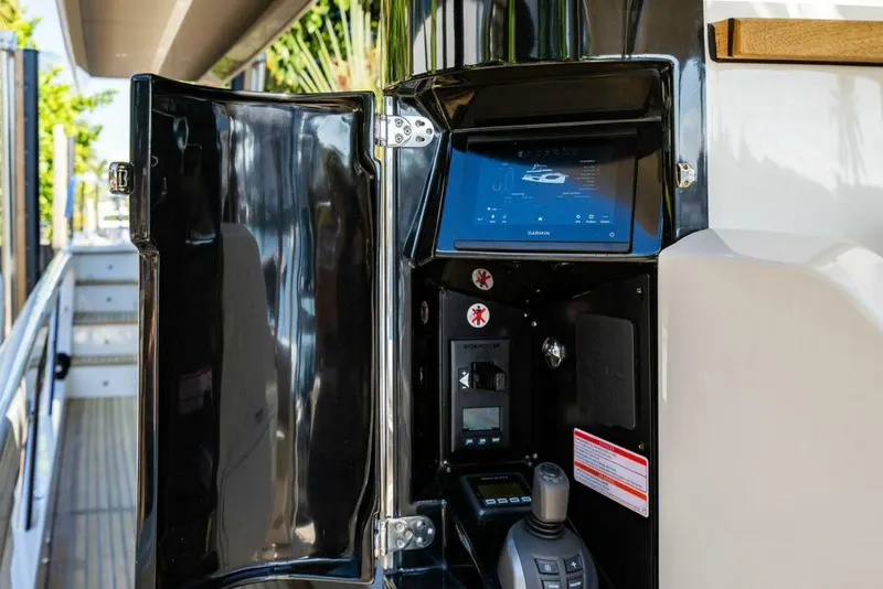 Slide: The Image of Absolute 64 - Kingship 2023 Absolute 64 Navetta - Kingfish - 4986210