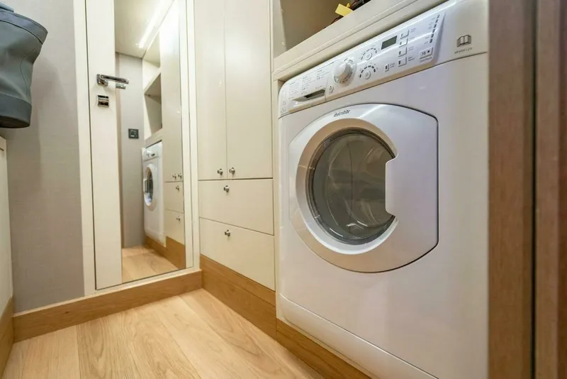 Slide: The Image of Absolute 64 - Kingship - Laundry 2023 Absolute 64 Navetta - Kingfish - 7651319
