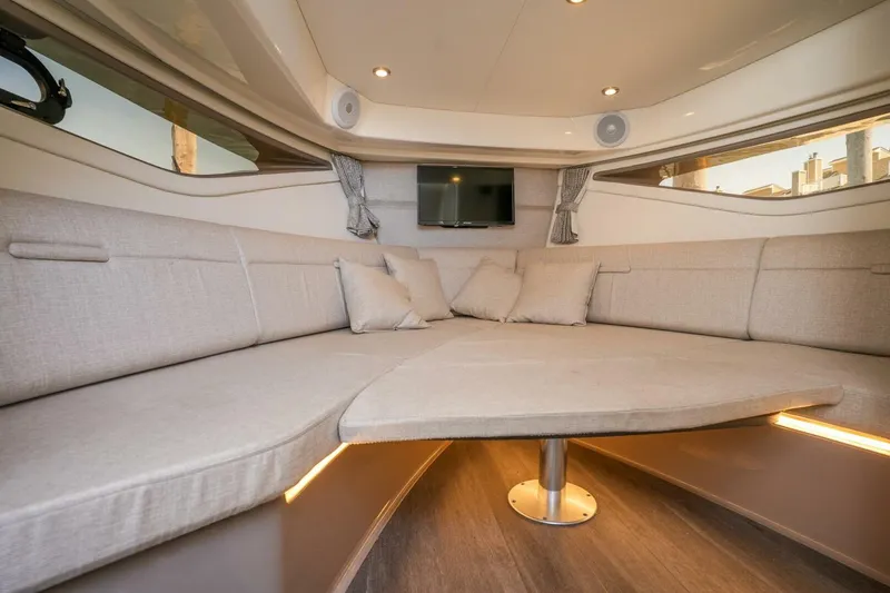 Slide: The Image of Sea Ray 320 Sundancer 2023 - 5270951