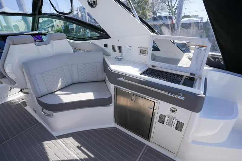 Slide: The Image of Sea Ray 320 Sundancer 2023 - 5270940