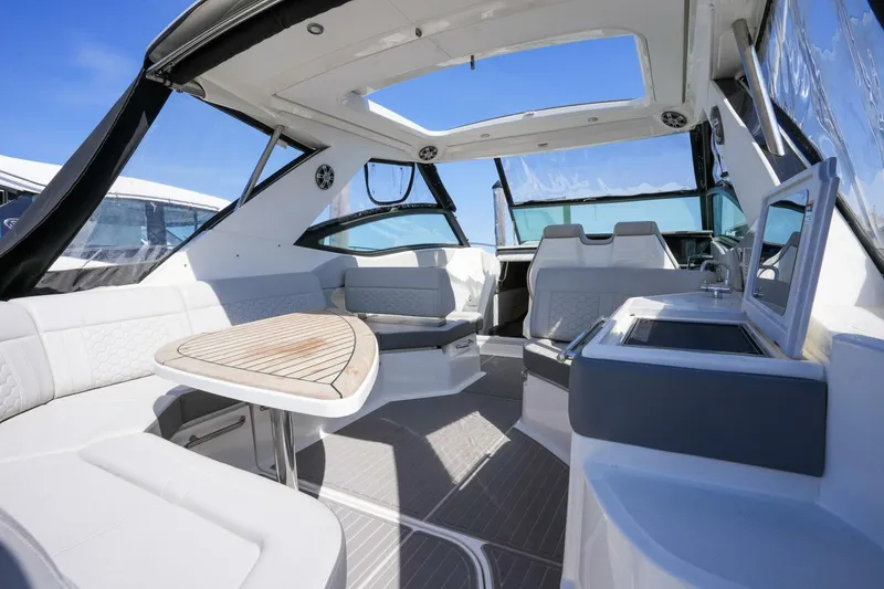 Slide: The Image of Sea Ray 320 Sundancer 2023 - 5270938