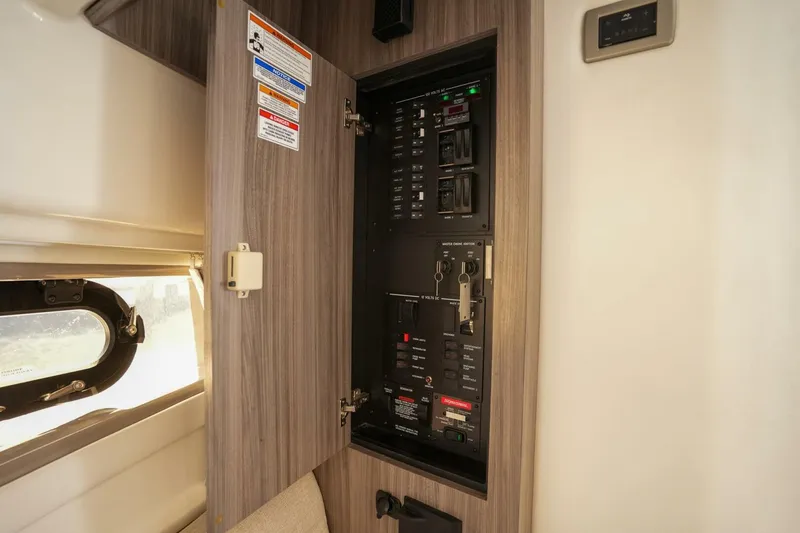 Slide: The Image of Sea Ray 320 Sundancer 2023 - 5270959