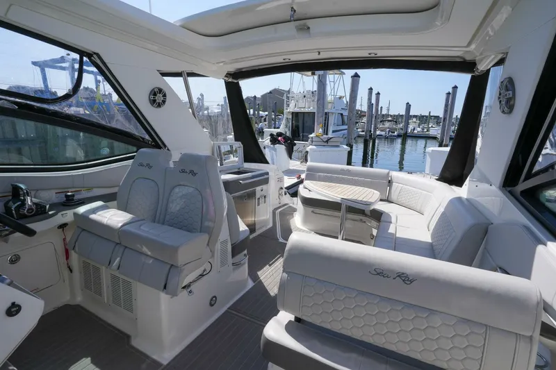 Slide: The Image of Sea Ray 320 Sundancer 2023 - 5270949