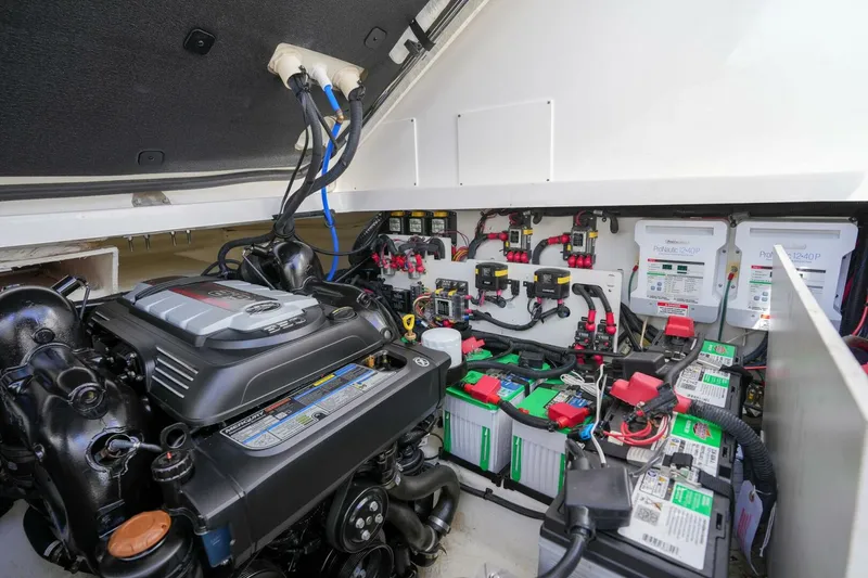 Slide: The Image of Sea Ray 320 Sundancer 2023 - 5270963