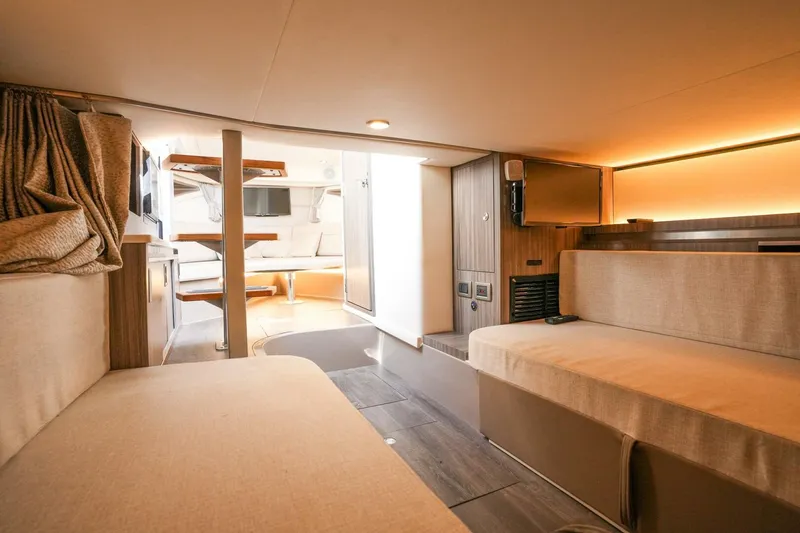 Slide: The Image of Sea Ray 320 Sundancer 2023 - 5270955