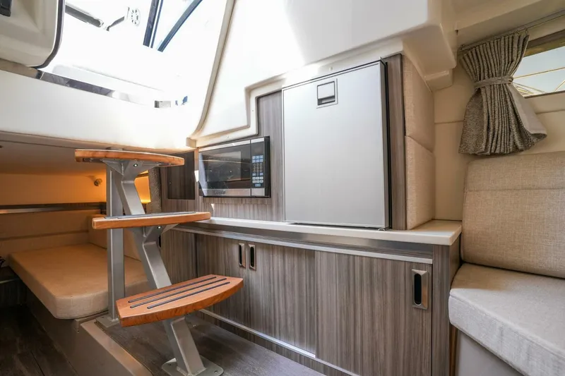 Slide: The Image of Sea Ray 320 Sundancer 2023 - 5270953
