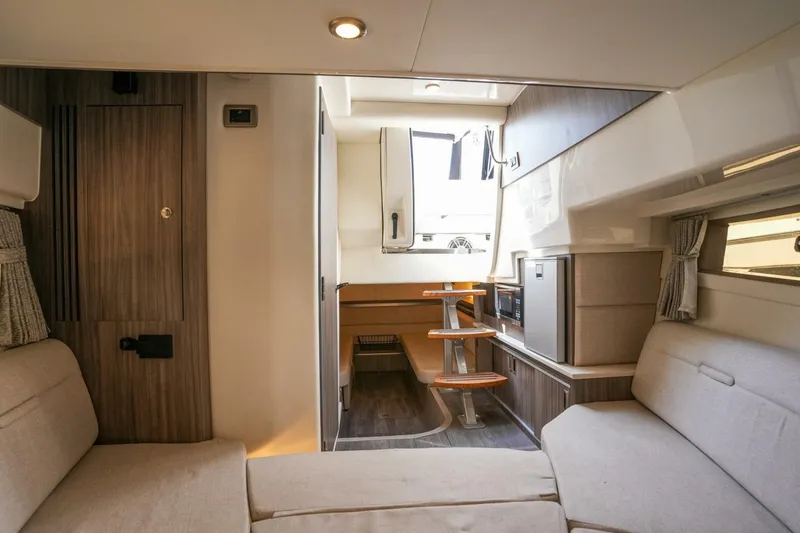 Slide: The Image of Sea Ray 320 Sundancer 2023 - 5270952