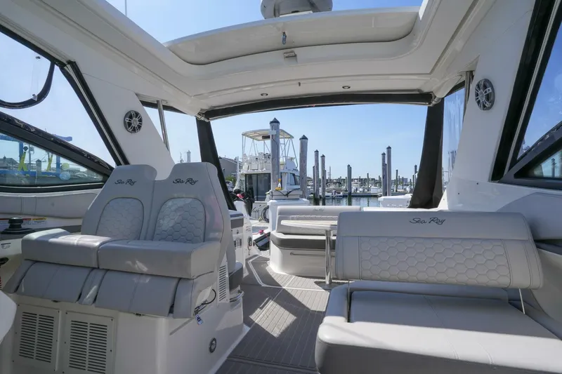 Slide: The Image of Sea Ray 320 Sundancer 2023 - 5270948