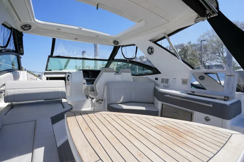 Slide: The Image of Sea Ray 320 Sundancer 2023 - 5270939