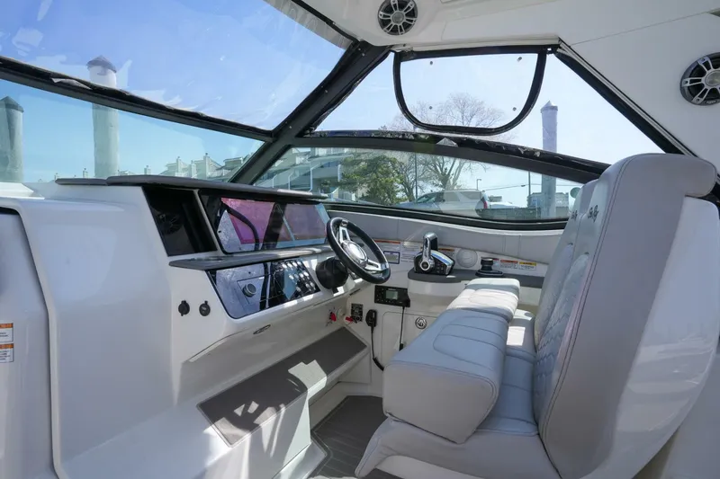 Slide: The Image of Sea Ray 320 Sundancer 2023 - 5270944