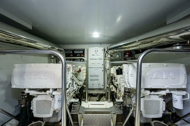 Slide: The Image of Azimut Magellano 66 2024 - 4998383