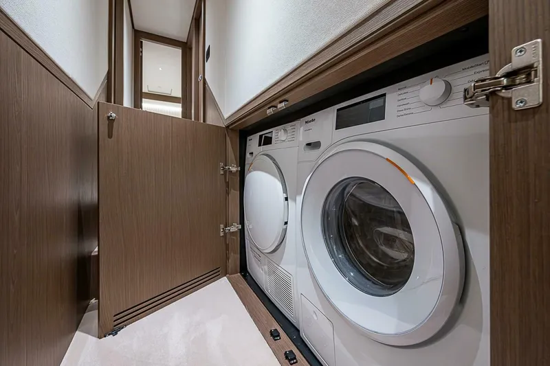 Slide: The Image of Azimut Magellano 66 2024 - 4998320