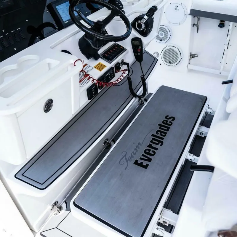 Slide: The Image of Everglades 435 Center Console 2018 - 4999736