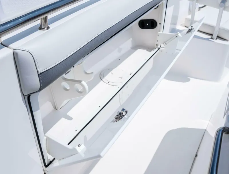 Slide: The Image of Everglades 435 Center Console 2018 - 4999750