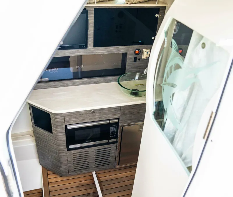 Slide: The Image of Everglades 435 Center Console 2018 - 4999758