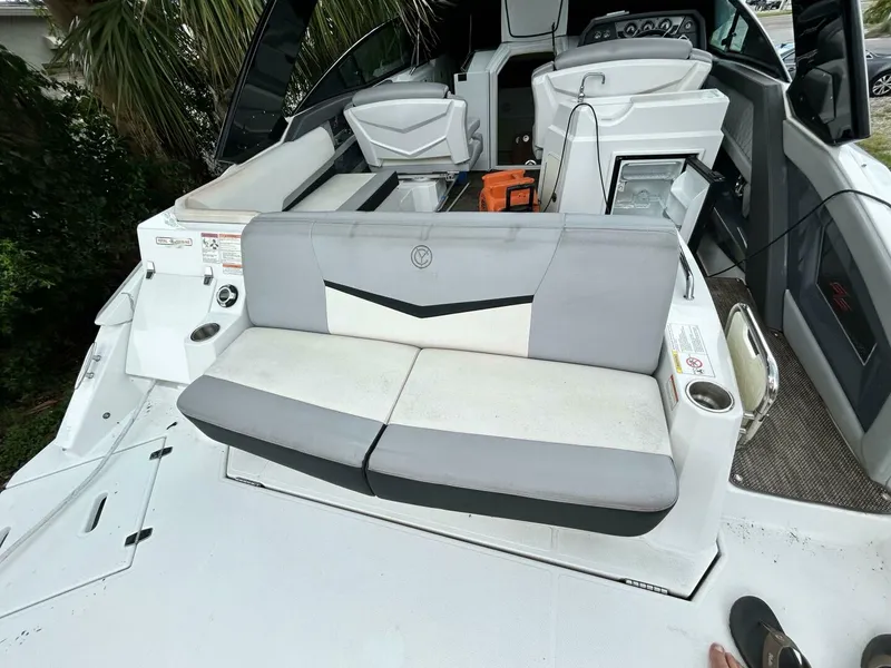 Slide: The Image of Cruisers Yachts 338 Sport Series 2017 - 5002008