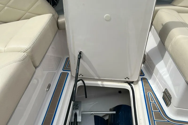 Slide: The Image of Regal 3300 Bowrider 2020 - 5003204