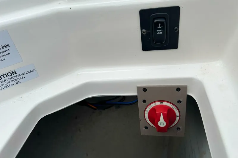 Slide: The Image of Regal 3300 Bowrider 2020 - 5003205