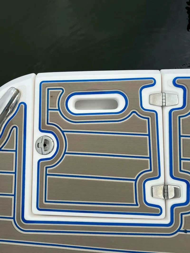 Slide: The Image of Regal 3300 Bowrider 2020 - 5003047