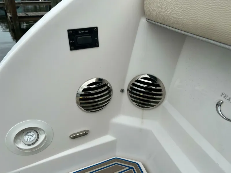 Slide: The Image of Regal 3300 Bowrider 2020 - 5003053