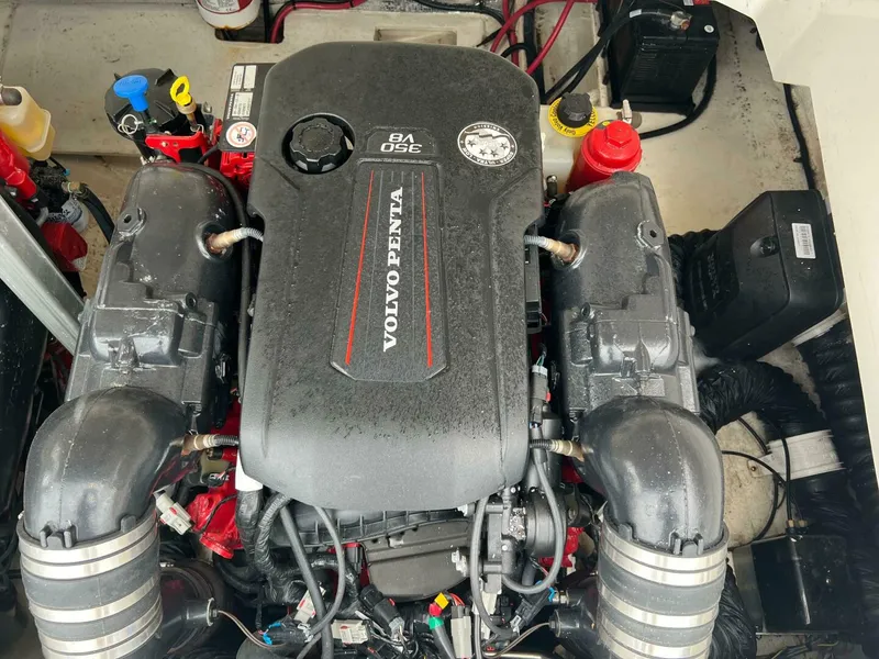 Slide: The Image of Regal 3300 Bowrider 2020 - 5003055