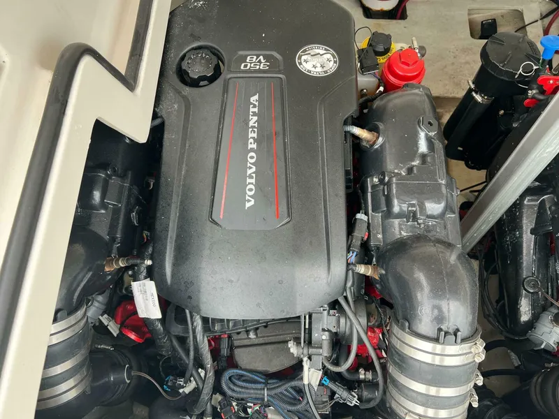 Slide: The Image of Regal 3300 Bowrider 2020 - 5003056