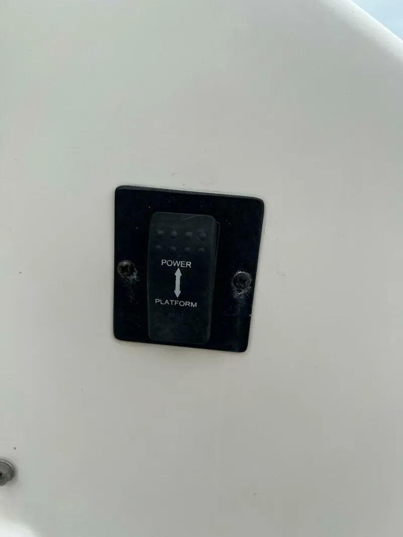 Slide: The Image of Regal 3300 Bowrider 2020 - 5003061