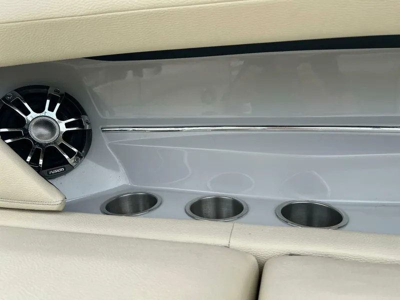 Slide: The Image of Regal 3300 Bowrider 2020 - 5003064