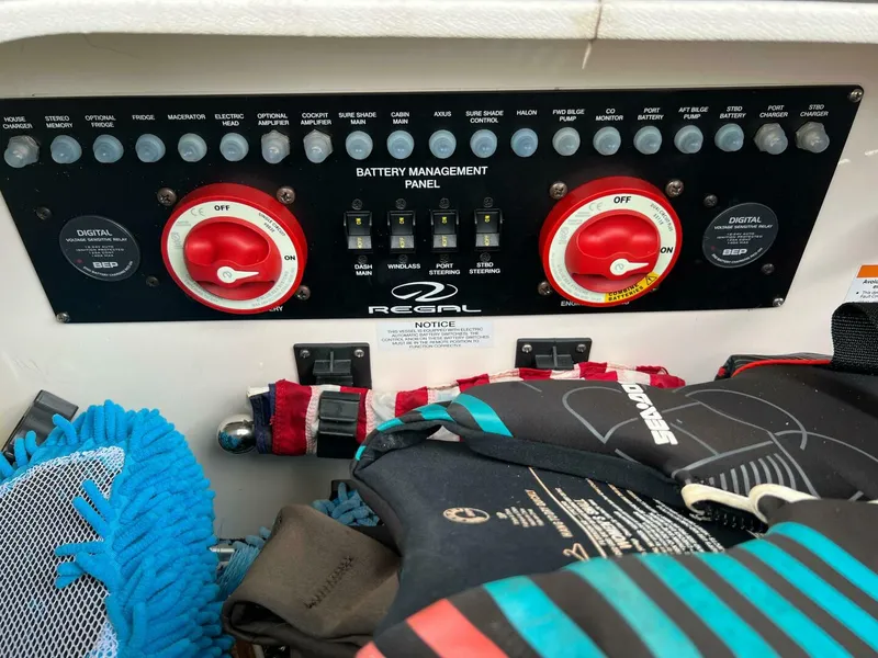 Slide: The Image of Regal 3300 Bowrider 2020 - 5003065