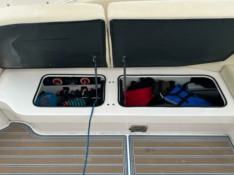 Slide: The Image of Regal 3300 Bowrider 2020 - 5003071