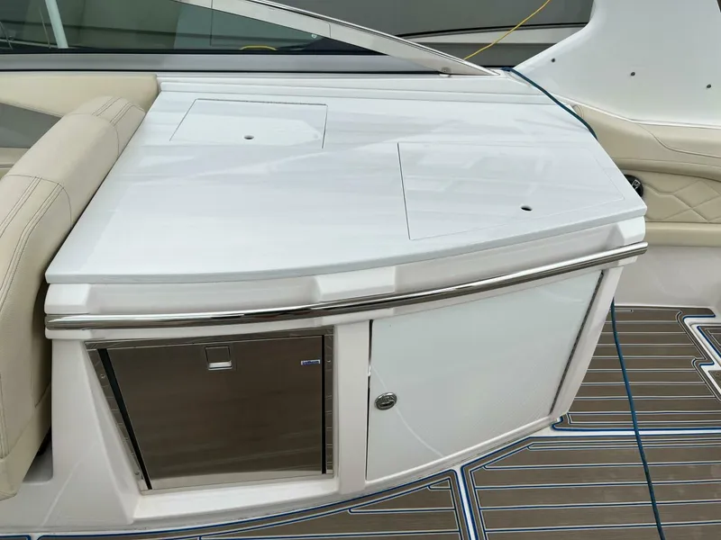 Slide: The Image of Regal 3300 Bowrider 2020 - 5003072