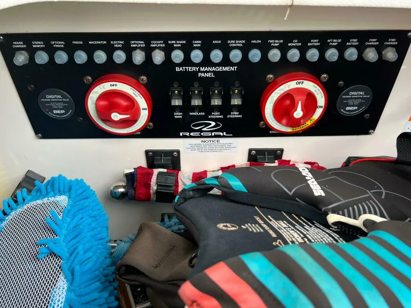 Slide: The Image of Regal 3300 Bowrider 2020 - 5003074