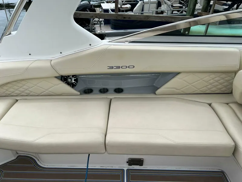 Slide: The Image of Regal 3300 Bowrider 2020 - 5003075