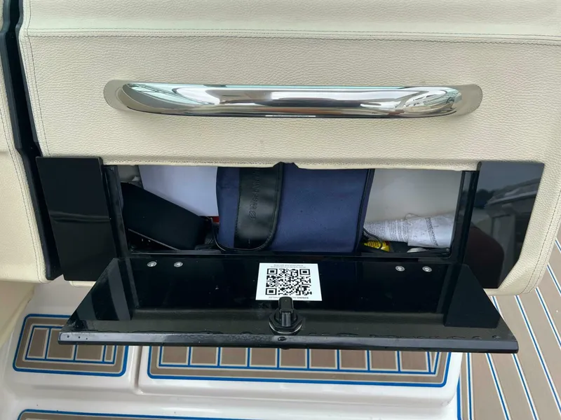 Slide: The Image of Regal 3300 Bowrider 2020 - 5003076