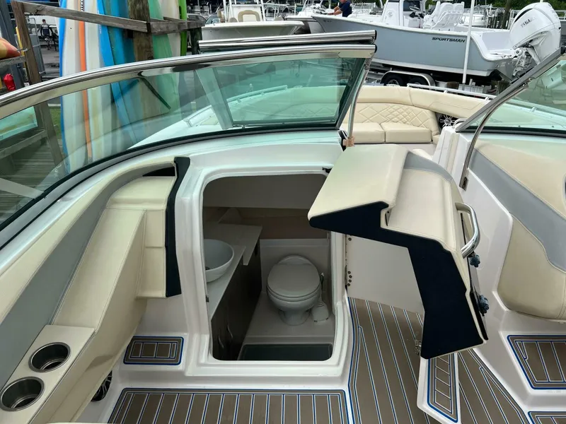 Slide: The Image of Regal 3300 Bowrider 2020 - 5003079