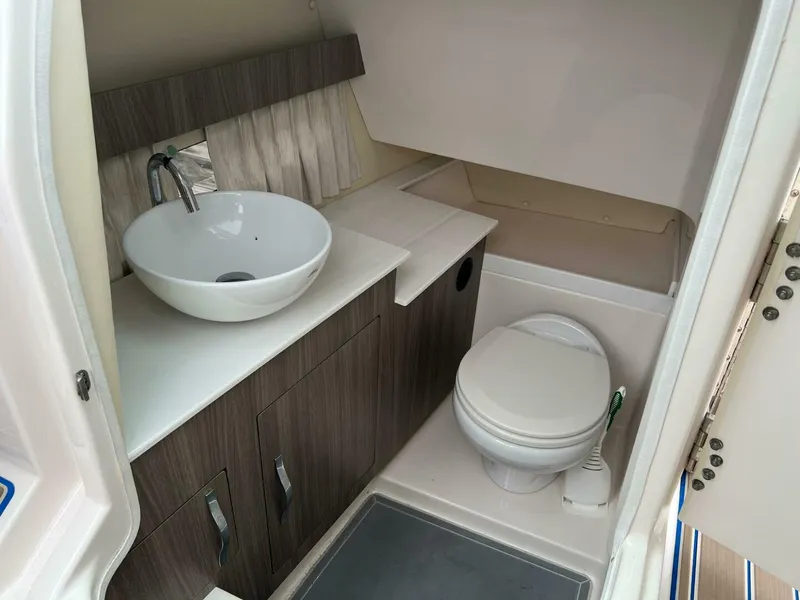 Slide: The Image of Regal 3300 Bowrider 2020 - 5003080