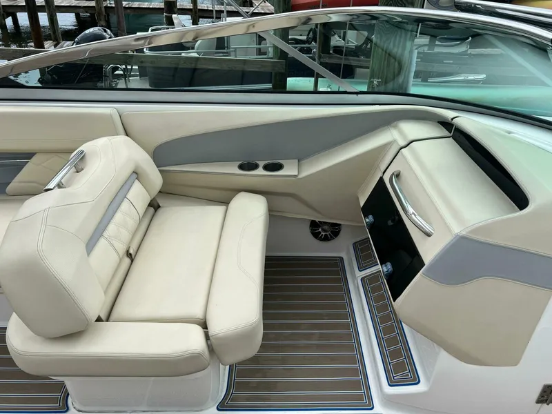 Slide: The Image of Regal 3300 Bowrider 2020 - 5003082