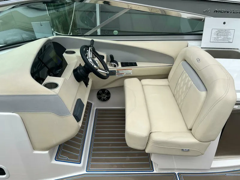 Slide: The Image of Regal 3300 Bowrider 2020 - 5003084