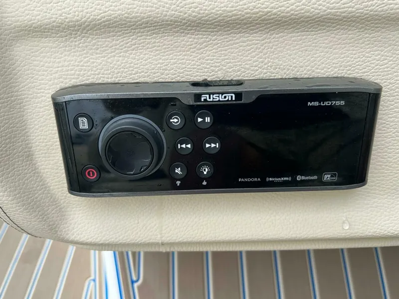 Slide: The Image of Regal 3300 Bowrider 2020 - 5003085