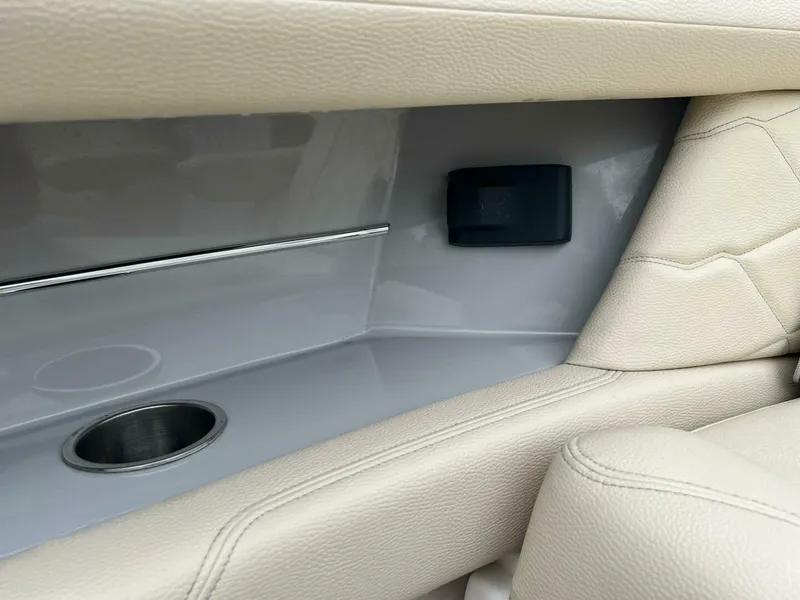 Slide: The Image of Regal 3300 Bowrider 2020 - 5003089