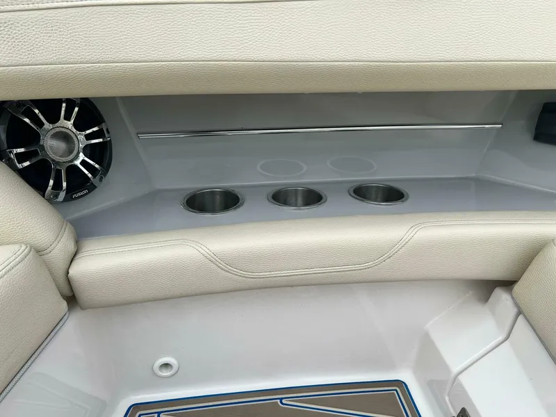 Slide: The Image of Regal 3300 Bowrider 2020 - 5003090