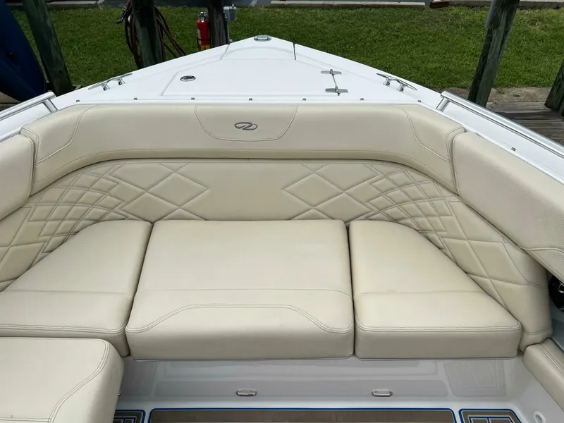 Slide: The Image of Regal 3300 Bowrider 2020 - 5003094