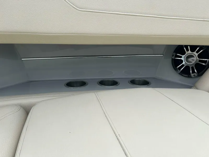 Slide: The Image of Regal 3300 Bowrider 2020 - 5003095