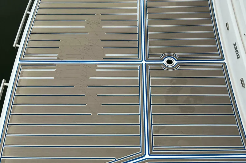 Slide: The Image of Regal 3300 Bowrider 2020 - 5003106