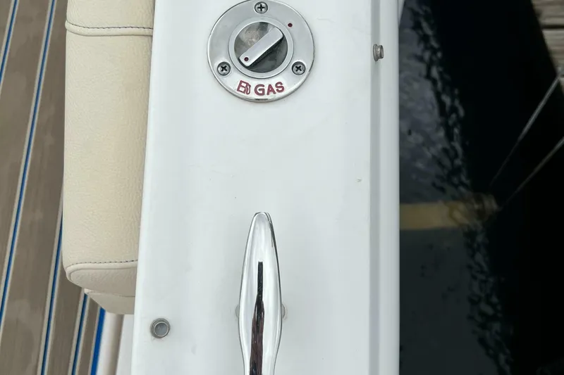 Slide: The Image of Regal 3300 Bowrider 2020 - 5003118