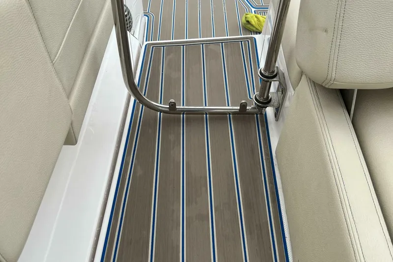 Slide: The Image of Regal 3300 Bowrider 2020 - 5003122