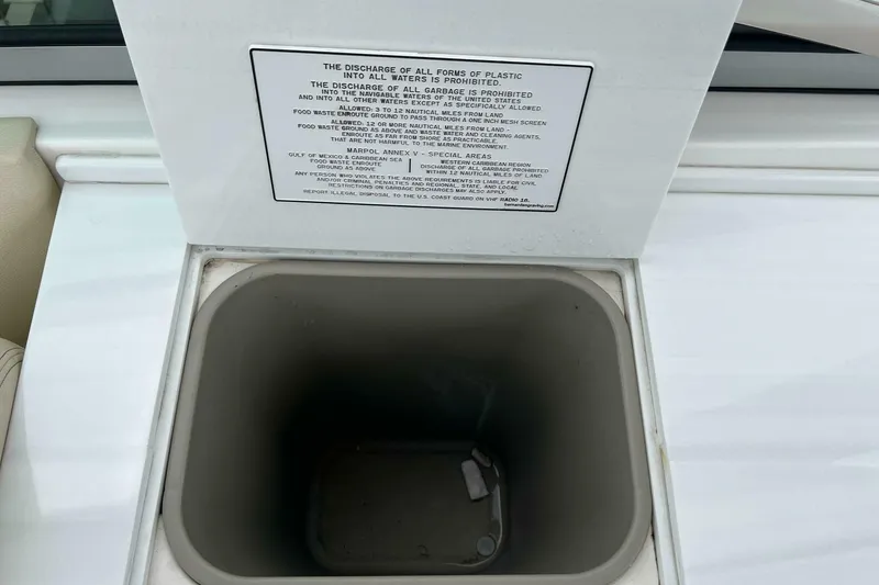 Slide: The Image of Regal 3300 Bowrider 2020 - 5003124