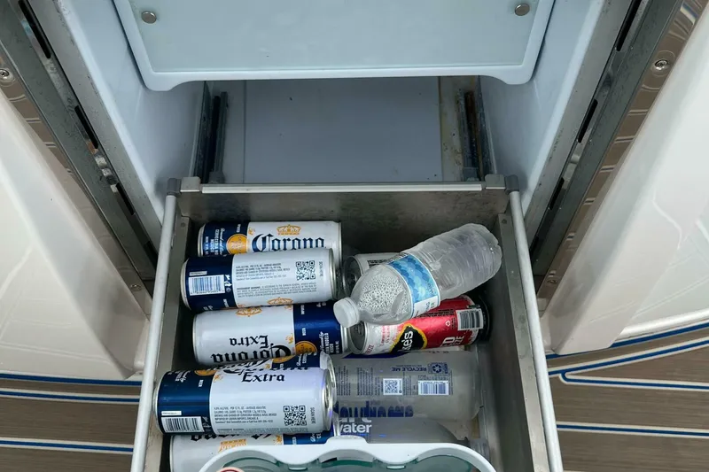 Slide: The Image of Regal 3300 Bowrider 2020 - 5003125