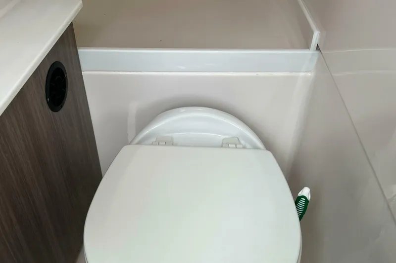 Slide: The Image of Regal 3300 Bowrider 2020 - 5003126