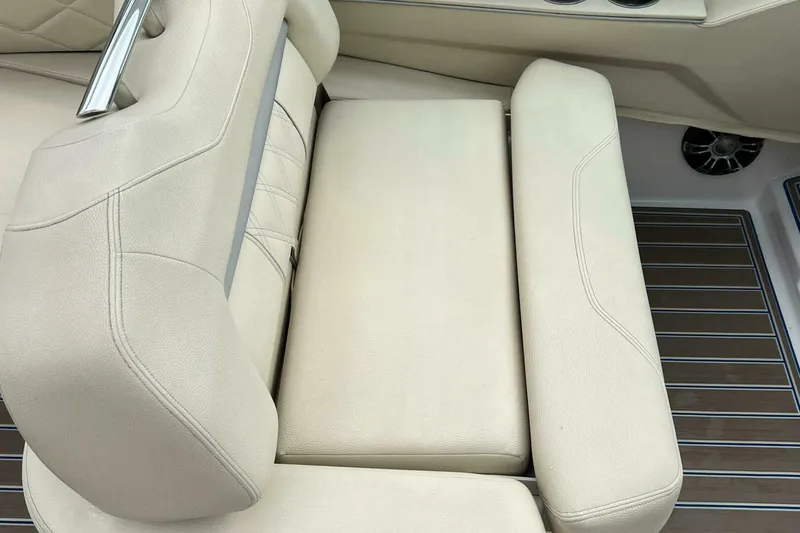 Slide: The Image of Regal 3300 Bowrider 2020 - 5003137